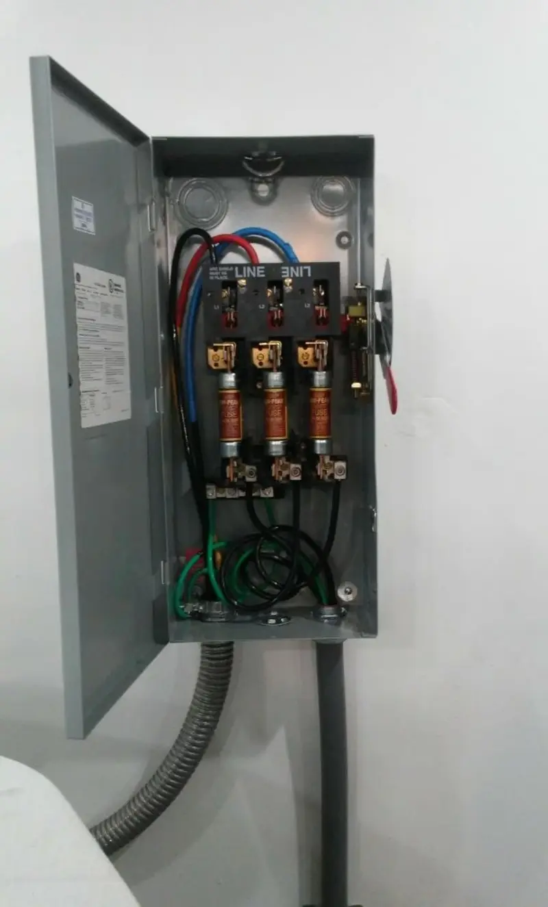 Three-phase disconnect switch installed for Smoke Detector Installation in Willcox
